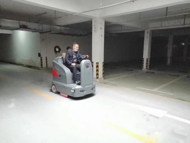 桂林小区物业保洁不用人力改用驾驶式洗地机了